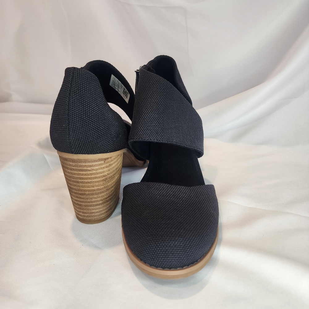 Toms Milan Black Closed Toe and Heel with Crossover Strap, Brown
Heel, Size 10 - Picture 7 of 10
